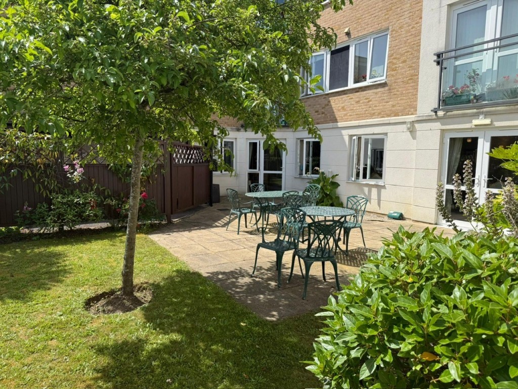 Lot: 129 - RETIREMENT FLAT IN POPULAR SEASIDE LOCATION - Communal gardens